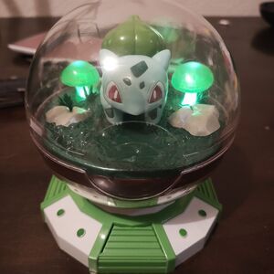 Nintendo Pokemon Bulbasaur Illuminated Pokeball Terrarium Light LED